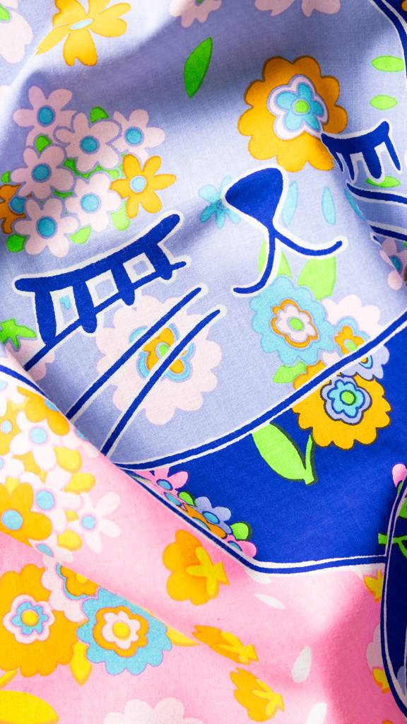 Hello Kitty Kat Knot Wrap - 70 cm x 70 cm